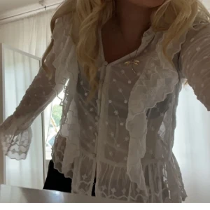 Blus - En jättefin blus som är i nyskick som jag tyvärr säljer då jag behöver pengarna 😓❤️