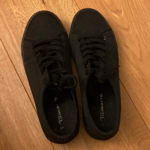 Ett par mycket fina svarta sneakers strl 40. Använda ca 1 gång men säljer pga för stora. Skulle säga att de snarare är en strl 40,5-41. Nypris 324 kr. Frakt ingår ej