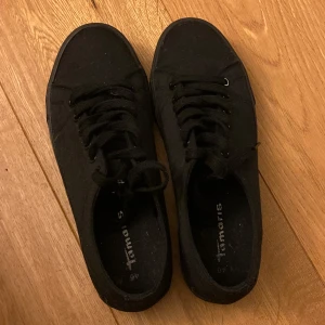 Svarta skor strl 41 - Ett par mycket fina svarta sneakers strl 40. Använda ca 1 gång men säljer pga för stora. Skulle säga att de snarare är en strl 40,5-41. Nypris 324 kr. Frakt ingår ej