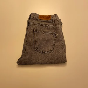 Woodbird jeans - Hej, jag säljer mina gråa woodbird jeans då de inte kommer till användning längre. Det är sparsamt använda, gott skick. Tveka inte att fråga om du har några funderingar!