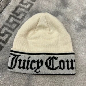 Juicy couture mössa - Säljer denna fina juicy couture mössa, använd fåtal gånger i nyskick. Ingen defekt alls 🖤 köpt för 449 kr