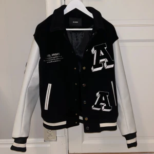 Axel arigato jacka  - Strl S men passar strl M. Skick 10/10. Nypris 3800kr. Pris kan ändras. Skriv för frågor eller funderingar!😎🤌🏻