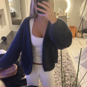 Lindex kofta  - Slutsåld mörkblå stickad kofta ifrån Lindex! Endast provad 1 gång så jättefint skick ❤️ köparen står för frakt! Storlek M/L men passar bra oversize som vantligtvis har Xs/S