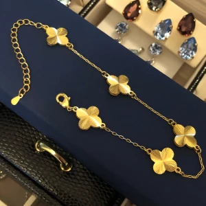 18 karat guld pläterad armband  - Jätte fint armband med lycko klöver  Aldrig kommit till användning för mig så helt ny  Den är förgylld med guld utanpå mässing eller stål minns ej  Med mönster och kedja som VCA smycken  Säljer även blå Caroline Svedbom drop örhängen se annan annons 