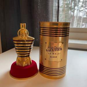 Kollar om någon har intresse för denna Jean Paul Gaultier le Male elixir, fantastisk doft. Ny pris 1000kr. Använt den ett fåtal gånger så den är nästan full, ca 73/75 ml kvar.