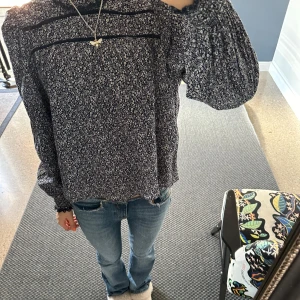 Blommig blus  - Så fin blus från Other Stories!💕