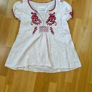 Rosa blus - Rosa blus med broderier från Odd Molly. Lite osäker på storleken, passar mig som är storlek m men tror att den även passar s.