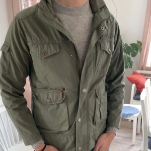 Armyjacket - Sjukt fet armyjacket i bra skick. Storlek L men skulle säga att den sitter mer som en M. Hör av dig vid frågor, bvsa.