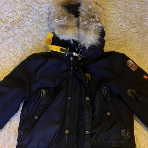 Para jumper vinter jacka  - Parajumper, inga fel på jackan eller hål. Säljs eftersom jag köpt ny jacka. Jackan är äkta och har Scan. Storlek M. Nypris är 8000+