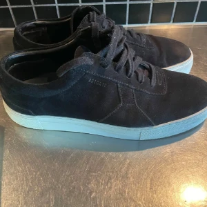 Axel Arigato Clean 90 - Hej! Nu säljer jag dessa Axel Arigatos Clean 90 skor som är i storlek 43. Skorna är i väldigt bra skick och är använda få gånger. Anledningen till att jag säljer dessa är på grund utav att jag nyligen har köpt nya. (Jag är öppen för bud!)