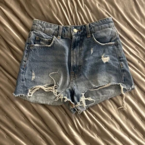 Jeansshorts zara  - Jättefina jeansshorts från zara i fint skick Tyvärr för små för mig
