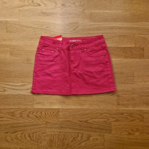 Minikjol - Så fin rosa lågmidjad jeanskjol!! Perfekt till halloween eller fest 💓 Pris kan diskuteras vid snabb affär