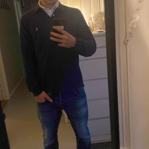 Ralph lauren långärmad piké  - Tja säljer nu min tvär feta Ralph lauren pike säljer för jag sparar in för moppekortet, skick: 9/10 100% äkta såklart passar perfekt att ha nu inför hösten hör av dig vid minsta fundering.