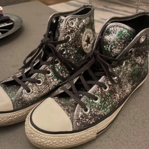 Glittriga converse - Säljer dessa jättesnygga converse från en gammal kollektion😍 Trasigt tyg på ena skon (se bild) 