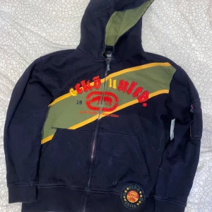 Asfet ecko zip tröja  - Jättesnygg ecko zip tröja i storlek M🔥🔥 den är liten i storlek tyvärr 😔💔 de syns att den är använd men finns inget trasigt eller något 😜