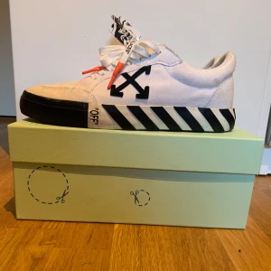 Off-White Vulc Low  - Vita Off-White skor i storlek 42, köpta från Farfetch.   Tveka inte på att skriva om ni har frågor!
