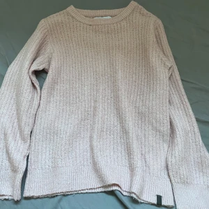 Stickad tröja - Vanlig ljusrosa stickad tröja som passar med allt och är mysig💕🧶