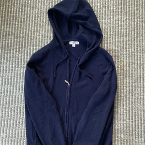 Kashmir ziphoodie - Skit snygg kasmir zip. Skönt material och bra passform. Skick 8/.  Storlek xs, passar även s. Mitt pris 650, även öppen för att byta mot annat!priset kan diskuteras!
