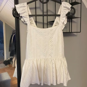 Vit topp - Storlek Xs men funkar även som en S. Knappast använd. Nypris: 119kr 