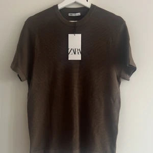 Zara mörkgrön/brun aktig tjock t shirt  - Aldrig använd! Fick inte användning för den då det var en present. Jätte fint skick, skön och fin. S men passar för M