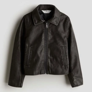 Snygg bikerjacket  - Coatad jacka från barnavdelningen på H&M. Storlek 170, men passar som XS. Använd en gång. 