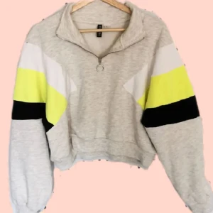 Neon tröja - Croppad tröja med neon detalj på ärmarna. Väldigt mysig och bekväm! ❤️ 