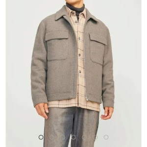 Jack & Jones jacka herr - Säljer min sambos jacka, då den inte kmr till användning. Den är i Helt nyskick , orginalpris 1200kr, perfekt nu mot hösten när de är kallare ute!