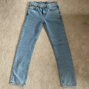 Nudiejeans strlk 31/34 - Säljer ett par riktigt snygga Nudie Jeans i nyskick! ||Modell:  Gritty Jacksson || Skick: 9/10 || Sorlek: W31/L34 || Passform: straight fit/raka || Nypris: 1600    Frågor och funderingar? Hör gärna av dig!