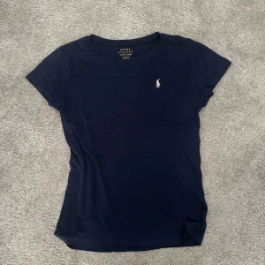Ralph lauren t-shirt  - Superfin marinblå ralphl lauren t-shirt. Använd men okej skick! Storleken är L i barnstorlek vilket motsvarar 12-14år/XS/S.