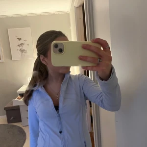 BYTE - Är de nån som vill byta denna mot en annan strl, strl 6 eller 4!!!🥰🥰 färg spelar it så stor roll