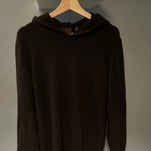 Oscar Jacobsson Cashmere hoodie  - Säljer denna feta Cashmere hoodien från Oscar Jacobsson i färgen brun.  Nypris 1599 säljer nu för 599   Storlek S