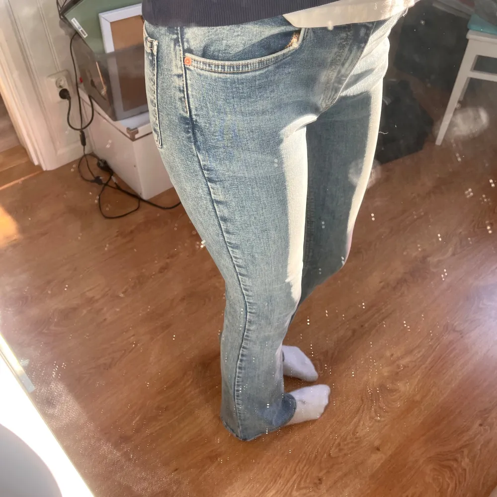 Ett par lågmidjade jeans från Gina som inte kommer till användning, knappt använda så dom är i mycket bra skick ☺️. Jeans & Byxor.