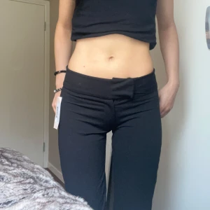 Lågmidjade kostymbyxor - Lågmidjade svarta  helt oanvända kostymbyxor från Nelly. T.o.m. prislappen kvar. Nypris 399 Säljer då dem är för små