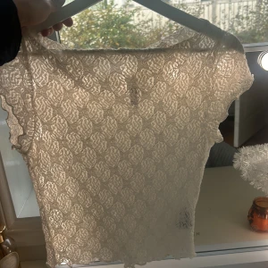 Vit tun tröja ifrån hm. - Storlek:Xs Material: Tun,mönster Köpte den förra året, Har inte varit till användning eftersom den varit för liten.