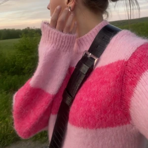 Stickad tröja 🩷 - UNDERBAR rosa stickad tröja! Använd max 5 gånger och finns inga tecken på användning! Den mysigaste jag äger! Köpt på Gina Tricot 2021! Storlek XS! Passar mig som brukar ha S! 🩷🩷🩷