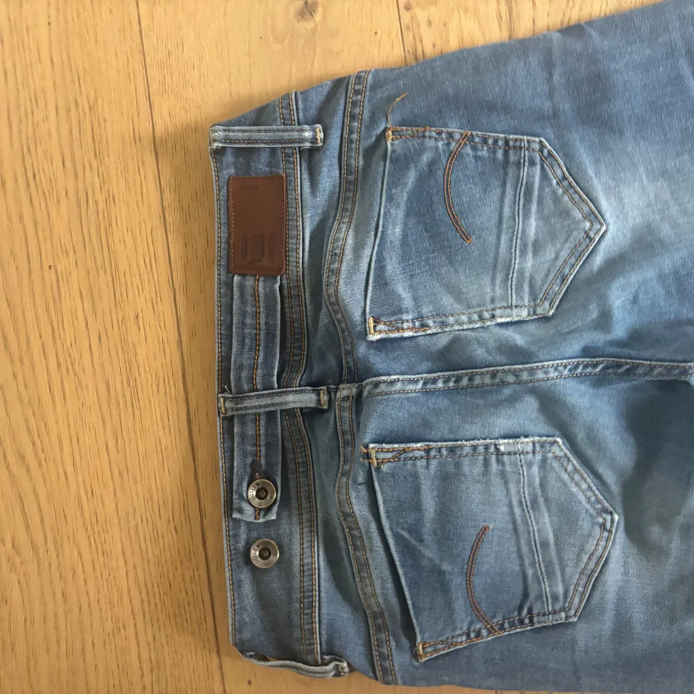 Säljer då jag köpt ett par ungefär likadana  Midjemått-35  Innerbenslängd-82cm. Jeans & Byxor.