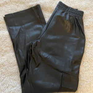 Cargo byxor  - Skinn imitation. Storlek s från Gina endast provade. Som nya