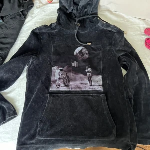 limitato hoodie - säljer nu min svarta limitato hoodie. Tyvärr har min pappa slängt lådan till. Den köptes 2020 men är använd fåtal gånger och endast lite tecken på användning vid ringarna runt om smörerna ❤️