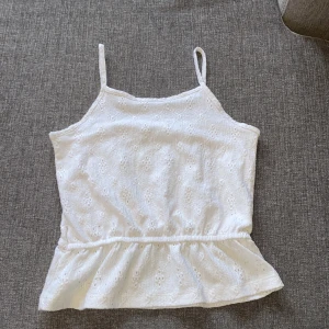 Sommar topp - Väldigt bra skick har knappt använt pga att den var för liten. Väldigt bra till sommaren. Skriv till mig om man vill ha fler bilder. Pris kan diskuteras 💗💗💗