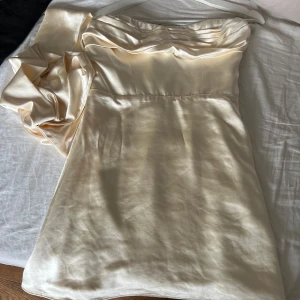 student klänning - nu säljer jag min studentklänning från Oh polly. Denna klänning satt som en smäck och har fin delatalj med scarfen och med korsett detaljen i ryggen. perfekt till student firande eller bara ett festligare tillfälle❤️