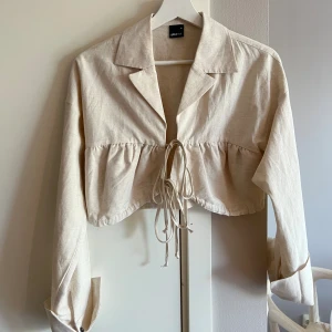 Linneskjorta  - Säljer denna fina topp i linne tyg!☺️ Långärmad, går att vika upp hur man vill
