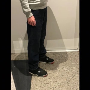 Jeans  - Relaxed mörkblå jeans  Storlek 29/32 Jag på bilden är 168cm och väger ungefär 55kg. 