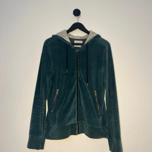 Limitato zipup - Tvärfet limitato zipup, skön och perfekt för kommande säsonger! Den är storlek S men passar även Xs, använt skick fast har mycket kvar o ge! Hör gärna av er vid flera frågor eller funderingar! 