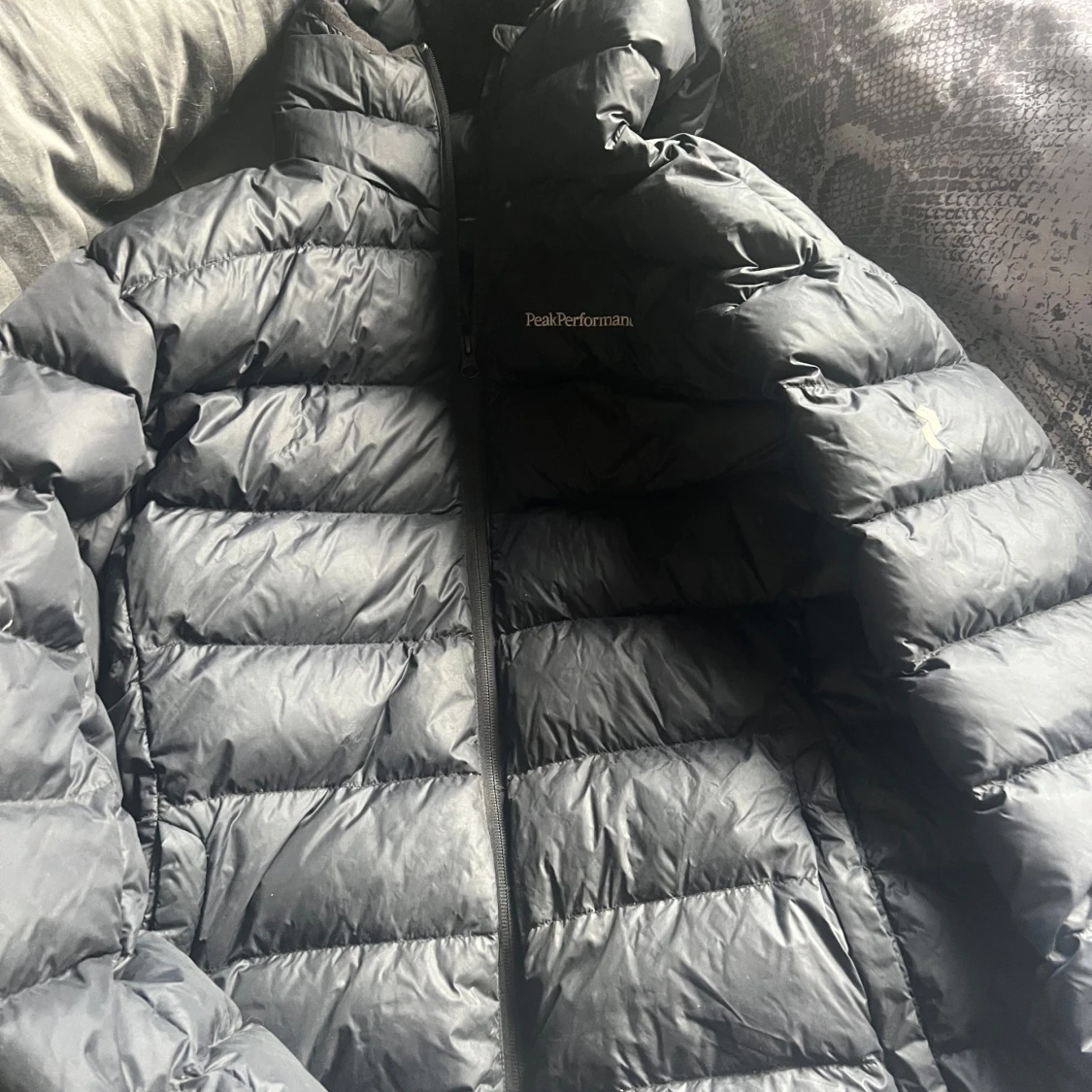 Svart dunjacka Peak Performance