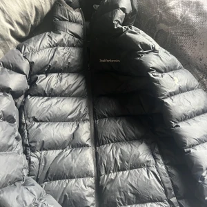 Svart dunjacka  Peak Performance - Säljer min gamla dunjacka storlek L, den är i gott skick