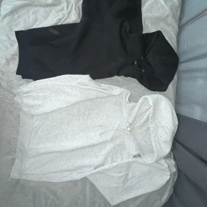 Svart och grå hoodie - Två hoodies i bra skick, en svart och en grå. Perfekta för en avslappnad stil eller kyliga dagar. Båda har en klassisk design med huva och fickor framtill. Sköna och enkla att matcha med jeans eller träningsbyxor.