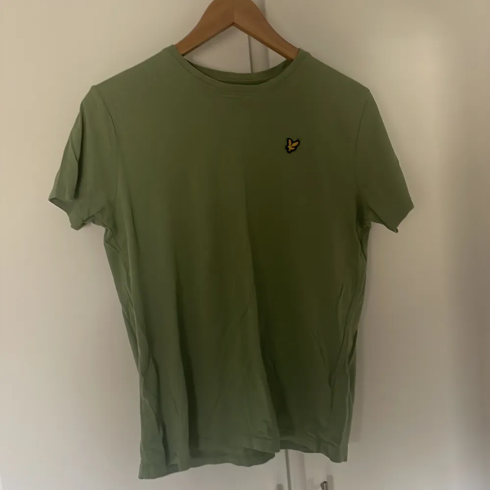 Säljer en snygg grön t-shirt från Lyle & Scott i storlek XS. T-shirten är i mycket bra skick. Nypris 400kr. T-shirts.