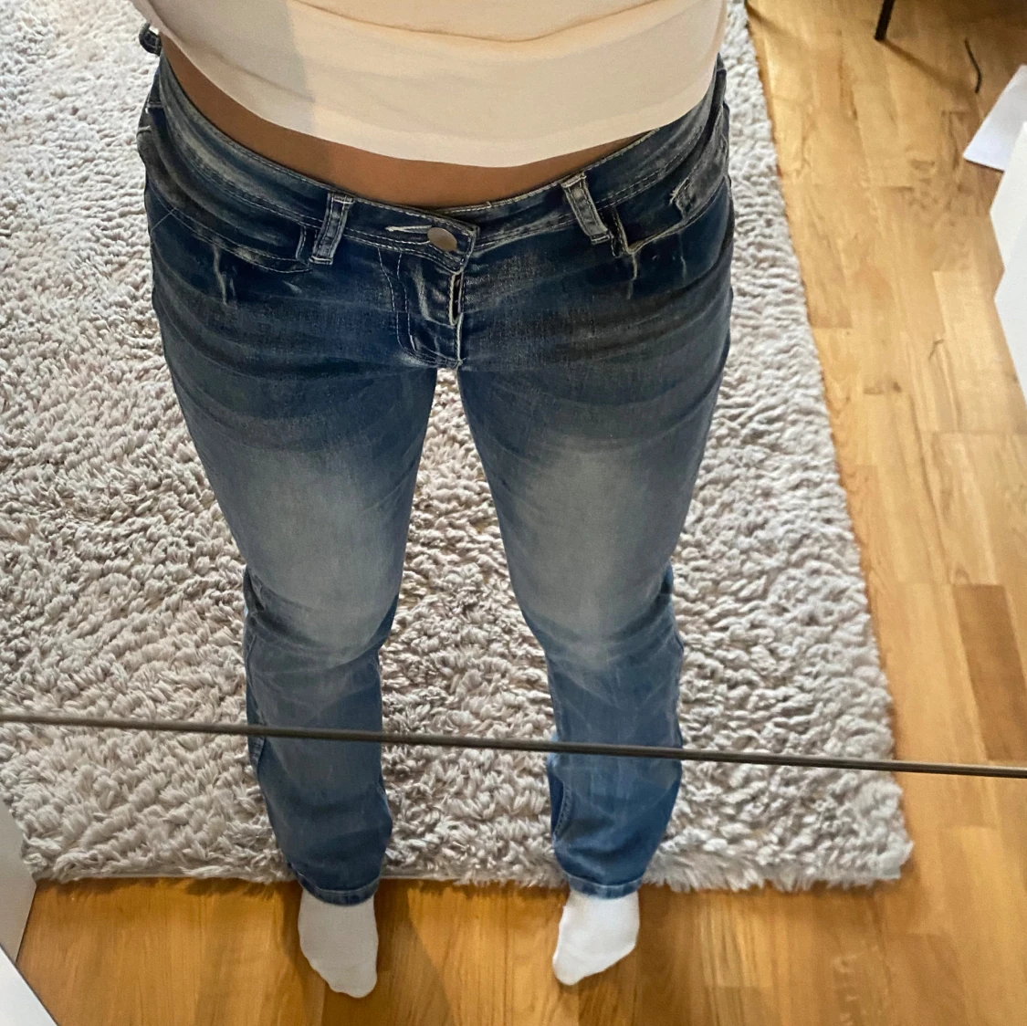 Blå jeans med broderade fickor - 92