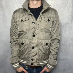 Moncler fieldjacket  –  Storlek: 3 - L  –  Nypris: 10000+  Modellen på bilden är 183 cm lång