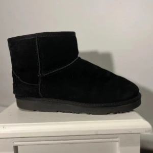 Svarta boots i mocka - Säljer ett par svarta boots i mjuk mocka. De är perfekta för kyliga dagar och har en bekväm passform. Skorna är i mycket bra skick och har en stilren design som passar till det mesta. Perfekta för höst och vinter!